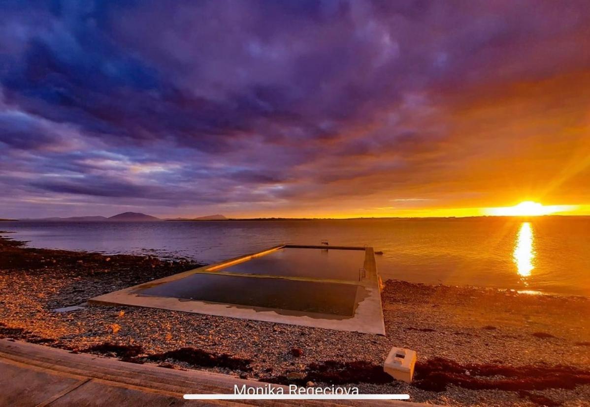 Seascape On The Edge Of Town: 4 Beds All Ensuite. Belmullet Extérieur photo