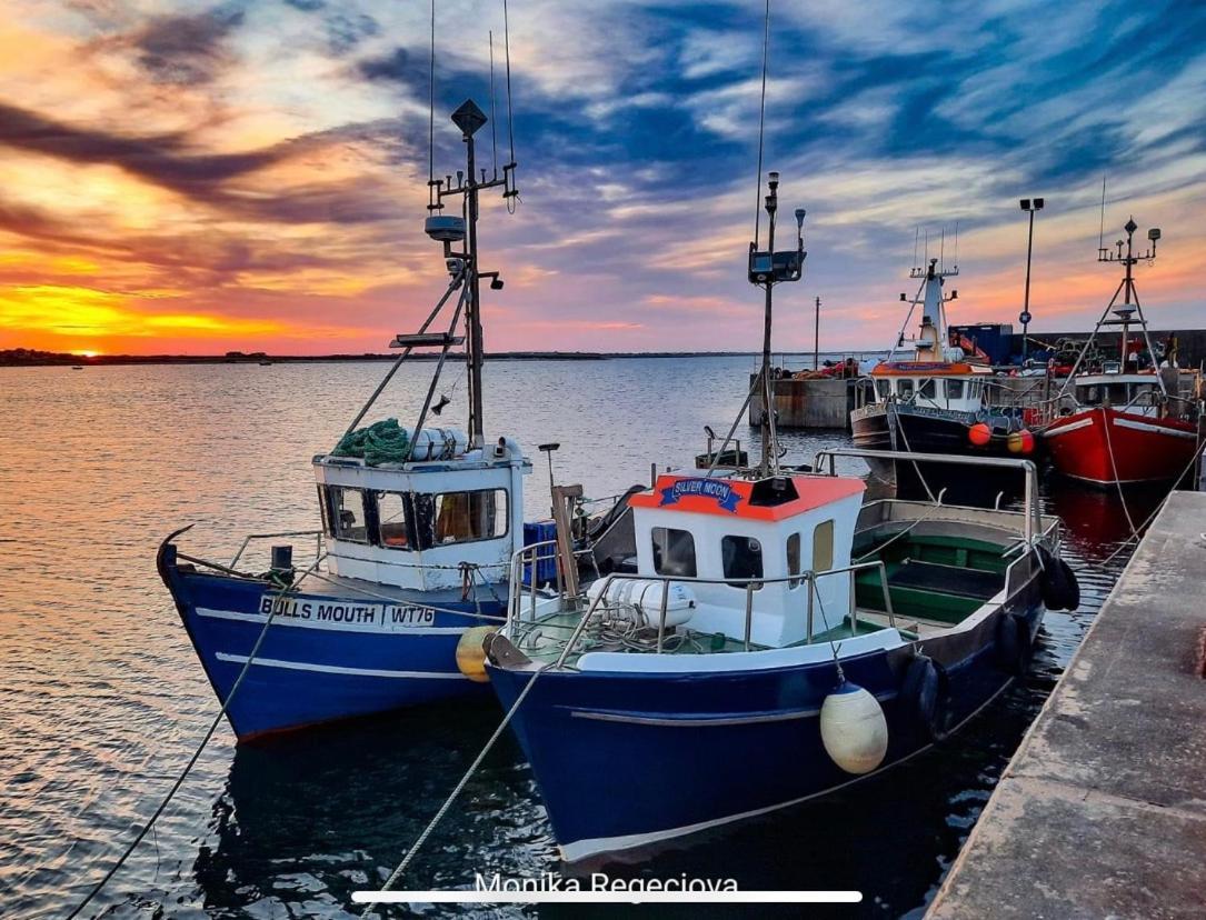 Seascape On The Edge Of Town: 4 Beds All Ensuite. Belmullet Extérieur photo