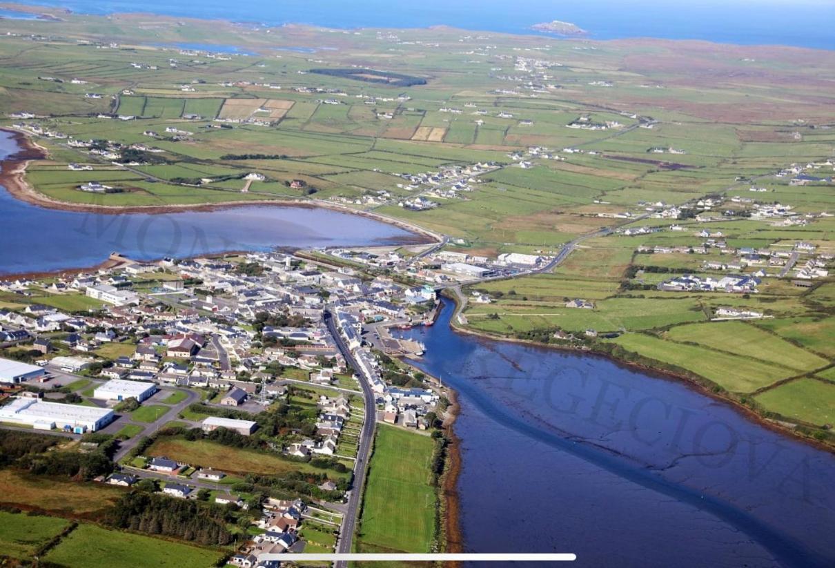 Seascape On The Edge Of Town: 4 Beds All Ensuite. Belmullet Extérieur photo