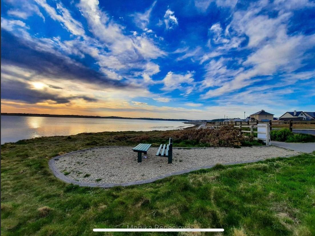 Seascape On The Edge Of Town: 4 Beds All Ensuite. Belmullet Extérieur photo